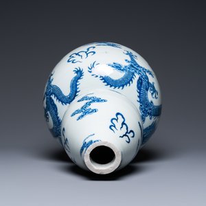 Un vase de forme double gourde en porcelaine de Chine en bleu et blanc à décor de dragons, Qianlong — photo 6