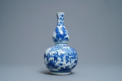 Un vase de forme double gourde en porcelaine de Chine en bleu et blanc, époque Transition