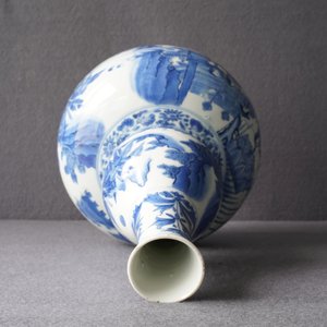 Un vase de forme double gourde en porcelaine de Chine en bleu et blanc, époque Transition — photo 12