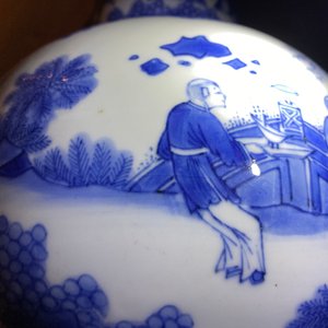 Un vase de forme double gourde en porcelaine de Chine en bleu et blanc, époque Transition — photo 16