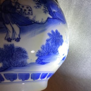 Un vase de forme double gourde en porcelaine de Chine en bleu et blanc, époque Transition — photo 18