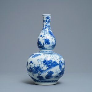 Un vase de forme double gourde en porcelaine de Chine en bleu et blanc, époque Transition — photo 2