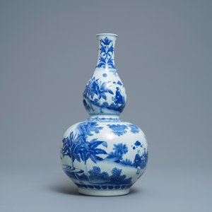 Un vase de forme double gourde en porcelaine de Chine en bleu et blanc, époque Transition — photo 3