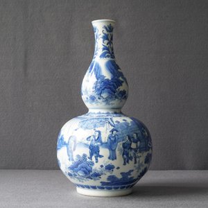 Un vase de forme double gourde en porcelaine de Chine en bleu et blanc, époque Transition — photo 7
