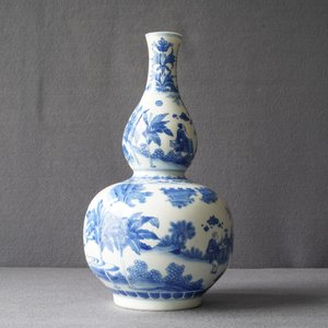 Un vase de forme double gourde en porcelaine de Chine en bleu et blanc, époque Transition — photo 9