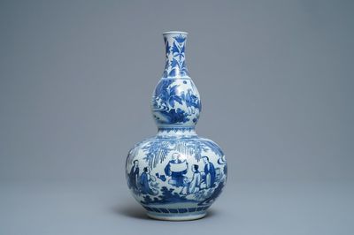 Un vase de forme double gourde en porcelaine de Chine en bleu et blanc, époque Transition