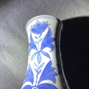 Un vase de forme double gourde en porcelaine de Chine en bleu et blanc, époque Transition — photo 14
