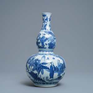 Un vase de forme double gourde en porcelaine de Chine en bleu et blanc, époque Transition — photo 3
