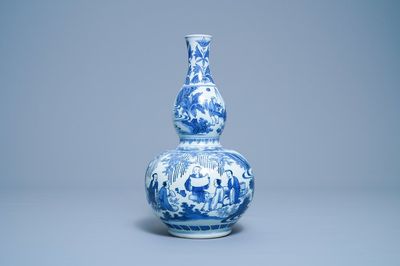 Un vase de forme double gourde en porcelaine de Chine en bleu et blanc, époque Transition