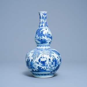 Un vase de forme double gourde en porcelaine de Chine en bleu et blanc, époque Transition — photo 1