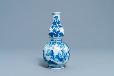 Un vase de forme double gourde en porcelaine de Chine en bleu et blanc, époque Transition