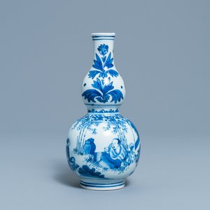 Un vase de forme double gourde en porcelaine de Chine en bleu et blanc, époque Transition — photo 1