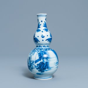Un vase de forme double gourde en porcelaine de Chine en bleu et blanc, époque Transition — photo 2