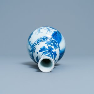 Un vase de forme double gourde en porcelaine de Chine en bleu et blanc, époque Transition — photo 5