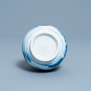 Un vase de forme double gourde en porcelaine de Chine en bleu et blanc, époque Transition — photo 6
