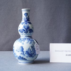 Un vase de forme double gourde en porcelaine de Chine en bleu et blanc, époque Transition — photo 7