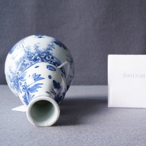 Un vase de forme double gourde en porcelaine de Chine en bleu et blanc, époque Transition — photo 9