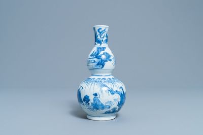 Un vase de forme double gourde en porcelaine de Chine en bleu et blanc, époque Transition