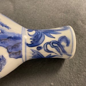 Un vase de forme double gourde en porcelaine de Chine en bleu et blanc, époque Transition — photo 14
