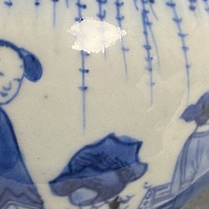 Un vase de forme double gourde en porcelaine de Chine en bleu et blanc, époque Transition — photo 18