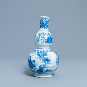 Un vase de forme double gourde en porcelaine de Chine en bleu et blanc, époque Transition — photo 2