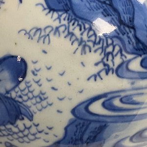 Un vase de forme double gourde en porcelaine de Chine en bleu et blanc, époque Transition — photo 21