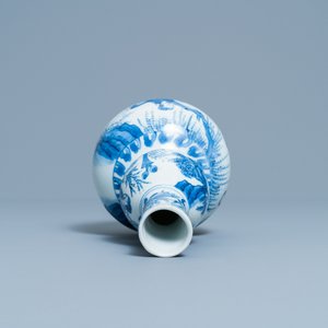 Un vase de forme double gourde en porcelaine de Chine en bleu et blanc, époque Transition — photo 5