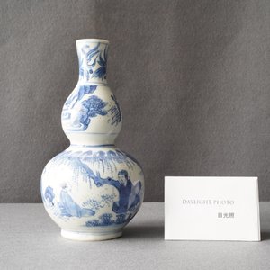 Un vase de forme double gourde en porcelaine de Chine en bleu et blanc, époque Transition — photo 7