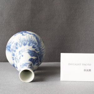 Un vase de forme double gourde en porcelaine de Chine en bleu et blanc, époque Transition — photo 10