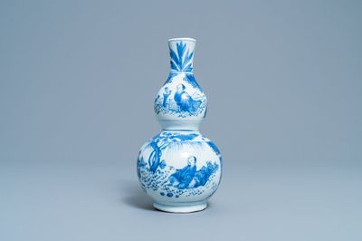 Un vase de forme double gourde en porcelaine de Chine en bleu et blanc, époque Transition