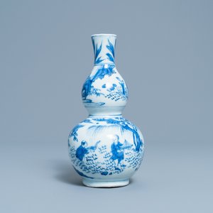 Un vase de forme double gourde en porcelaine de Chine en bleu et blanc, époque Transition — photo 2