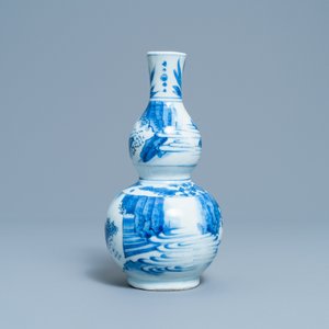 Un vase de forme double gourde en porcelaine de Chine en bleu et blanc, époque Transition — photo 4