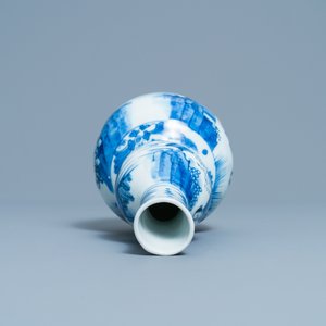 Un vase de forme double gourde en porcelaine de Chine en bleu et blanc, époque Transition — photo 5