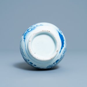 Un vase de forme double gourde en porcelaine de Chine en bleu et blanc, époque Transition — photo 6