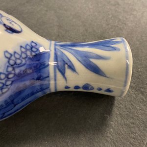 Un vase de forme double gourde en porcelaine de Chine en bleu et blanc, époque Transition — photo 9