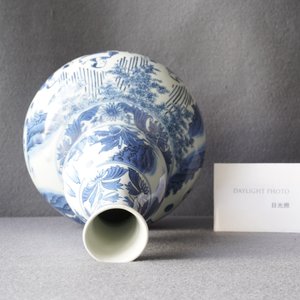 Un vase de forme double gourde en porcelaine de Chine en bleu et blanc, époque Transition — photo 14
