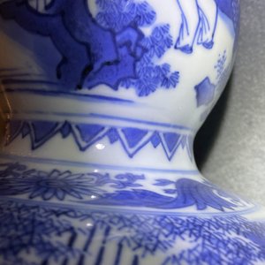 Un vase de forme double gourde en porcelaine de Chine en bleu et blanc, époque Transition — photo 10