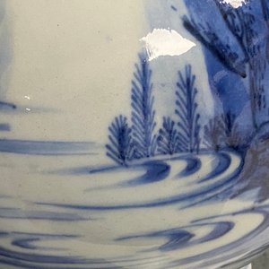 Un vase de forme double gourde en porcelaine de Chine en bleu et blanc, époque Transition — photo 18