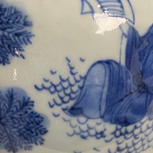 Un vase de forme double gourde en porcelaine de Chine en bleu et blanc, époque Transition — photo 20