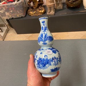 Un vase de forme double gourde en porcelaine de Chine en bleu et blanc, époque Transition — photo 21