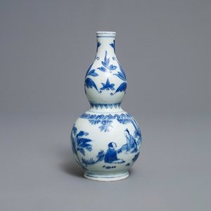Un vase de forme double gourde en porcelaine de Chine en bleu et blanc, époque Transition — photo 1