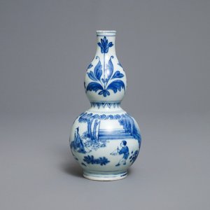 Un vase de forme double gourde en porcelaine de Chine en bleu et blanc, époque Transition — photo 2