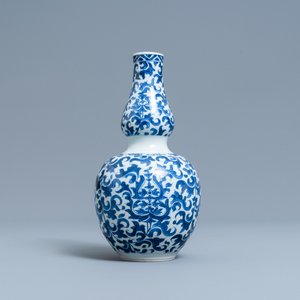 Un vase de forme double gourde en porcelaine de Chine en bleu et blanc, Kangxi — photo 1