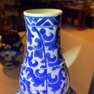 Un vase de forme double gourde en porcelaine de Chine en bleu et blanc, Kangxi — photo 18