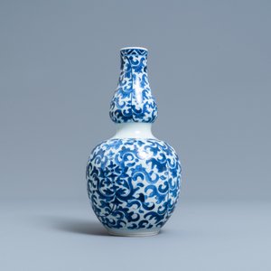 Un vase de forme double gourde en porcelaine de Chine en bleu et blanc, Kangxi — photo 2