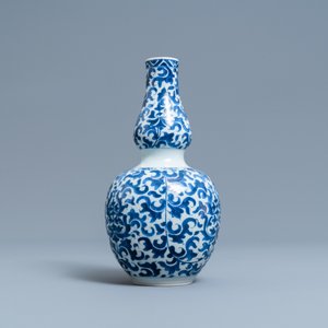 Un vase de forme double gourde en porcelaine de Chine en bleu et blanc, Kangxi — photo 3