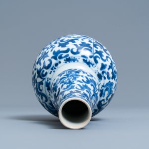 Un vase de forme double gourde en porcelaine de Chine en bleu et blanc, Kangxi — photo 5