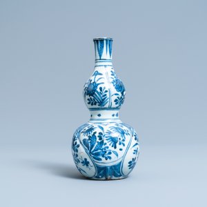 Un vase de forme double gourde en porcelaine de Chine en bleu et blanc, Wanli — photo 2