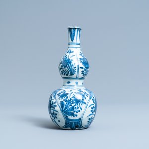Un vase de forme double gourde en porcelaine de Chine en bleu et blanc, Wanli — photo 4