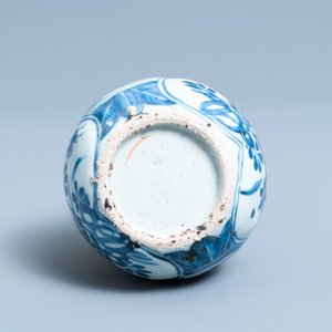 Un vase de forme double gourde en porcelaine de Chine en bleu et blanc, Wanli — photo 6